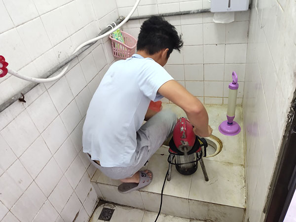 商南管道堵塞冒臭气 专业师傅现场解决问题